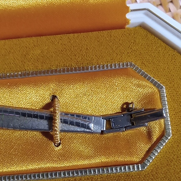 Ladies Bulova watch in box, 10 kt. Gold Lady Bulova Petite - Picture 8 of 16